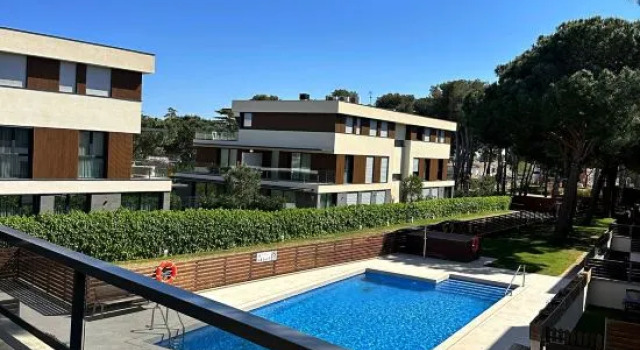 Sol, terraza y piscina en S’Agaró