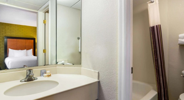 Четырёхместный номер Deluxe La Quinta Inn Tampa Airport Stadium Westshore