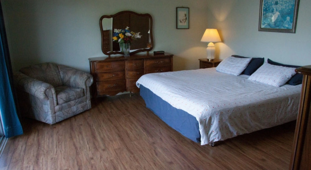 Vineyard on the Lake - 4 Bedroom Villa, Book Villa Osoyoos Okanagan-Similkameen