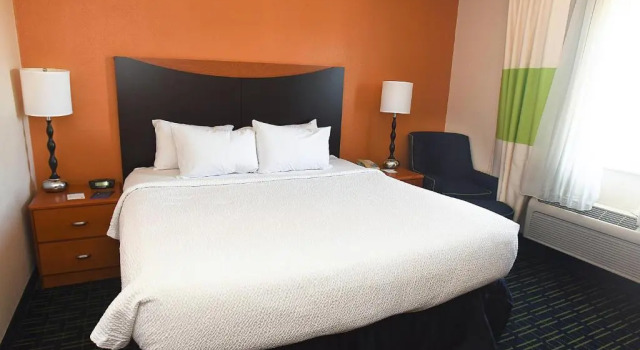 Номер Standard AmericInn by Wyndham Topeka