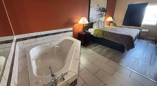Двухместный люкс Super 8 by Wyndham Pontoon Beach IL/St. Louis MO Area