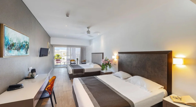 Семейный номер Standard с балконом и с видом на внутренний двор Faros Hotel Ayia Napa