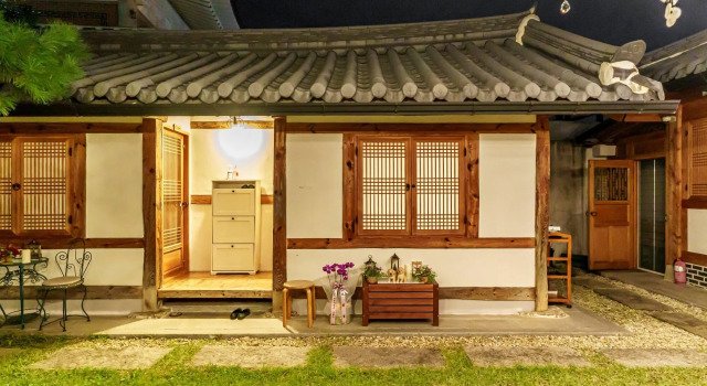 Jeonju Hanok Maeul Sarang Namu Hanok Pension, Забронировать Отель Чонджу Чолла-Пукто, рядом с Конфуцианская школа хянгё в Чонджу