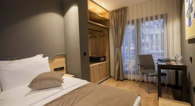 Solun's Riversides Room