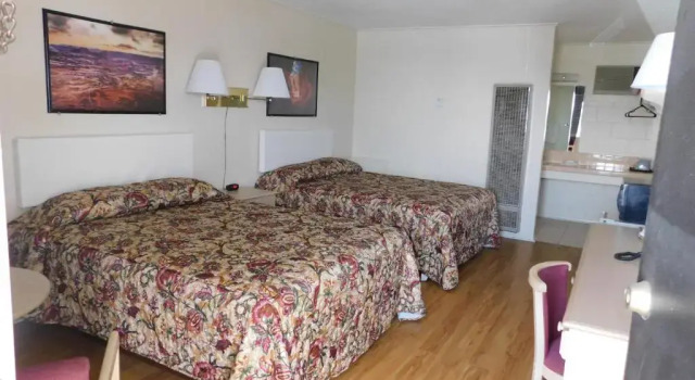 Четырёхместный номер Standard Royal Host Motel