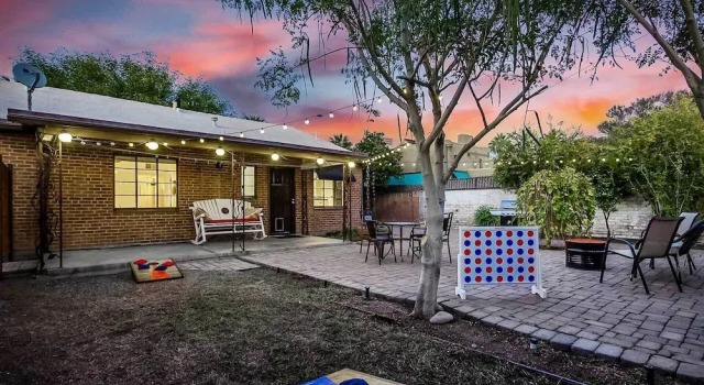 Коттедж Sun-lit Phoenix Gem: Backyard Entertainment Patio!