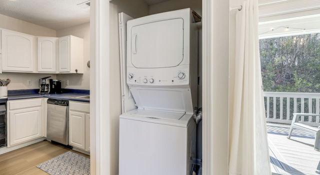 Well-equipped Emerald Isle Townhome: Pets Welcome!, Забронировать Апартаменты/квартира Эмералд-Айл Северная Каролина, рядом с Emerald Isle Adventures
