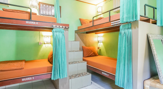 Кровать в общем номере Padi-Padi Hostel & Bar