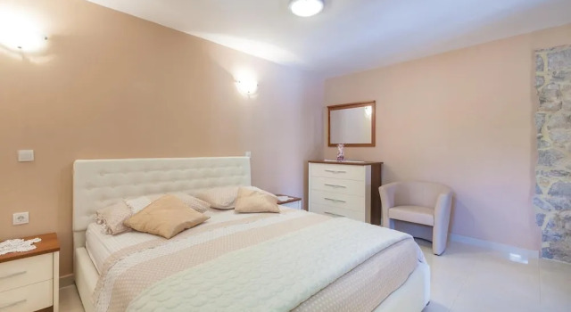 Nice Home in Ostrvica With Wifi and 5 Bedrooms, Rezerwuj Hotel Hotele w Split-Dalmatia County z parkingiem, Parking