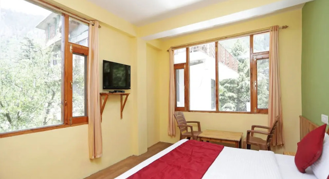 OYO 14187 Home River View Studio Shanag Road, Забронировать Отель Отели Манали с парковкой, Парковка