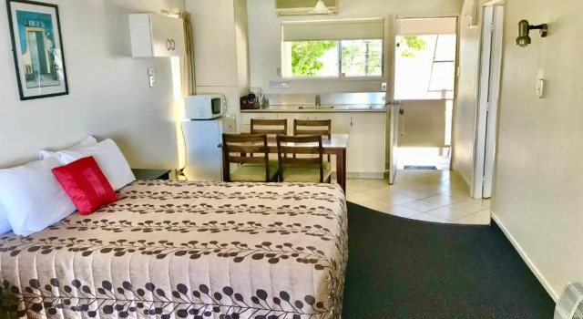 Семейный номер Standard с видом на озеро Tui Oaks Motel