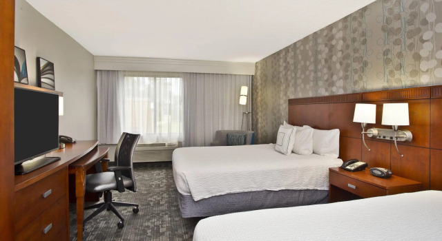 Четырёхместный люкс с 2 комнатами Courtyard by Marriott Gulfport Beachfront
