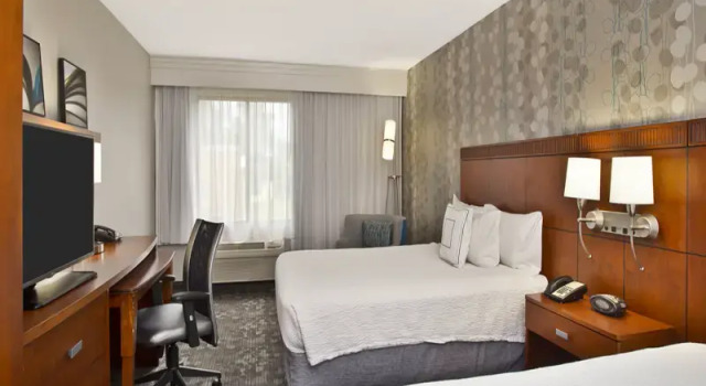 Люкс Classic Courtyard by Marriott Gulfport Beachfront
