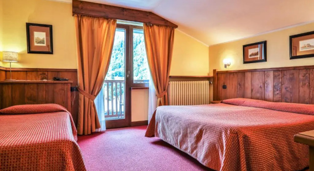 Трёхместный номер Standard с балконом Hotel Crampon