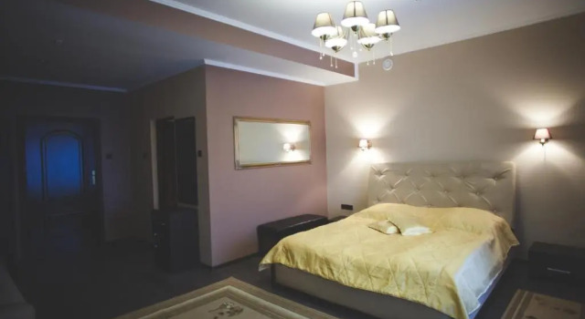 Полулюкс V&P HOTEL & Restaurant