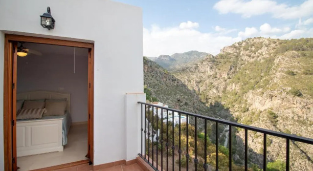 Коттедж Quiet house in village center with mountains views
