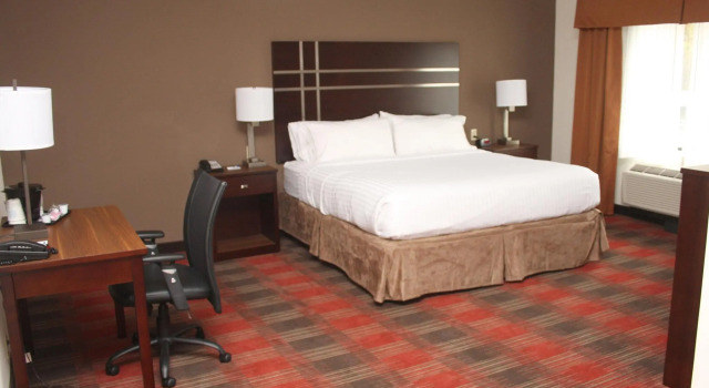 Люкс Holiday Inn Express & Suites Cumberland - La Vale by IHG