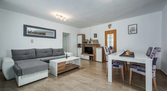 Beautiful Home in Divsici With Wifi and 1 Bedrooms