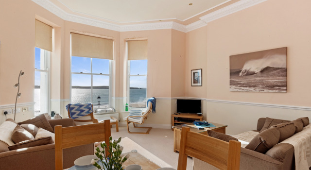 7 South Beach Court - Sea Front Apartment With Spectacular Sea Views