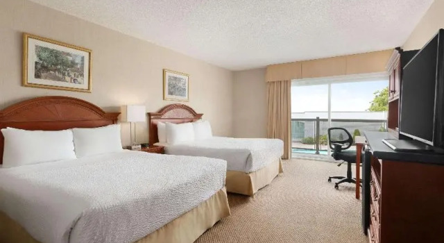 Четырёхместный номер Standard с балконом Days Inn by Wyndham London