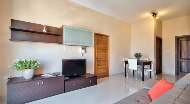 Spacious Light Filled Apartment With Balcony