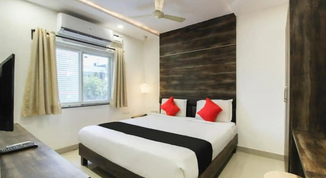 Apple Tree Inn by OYO Rooms, Varaa Hotelli Kukatpalli 