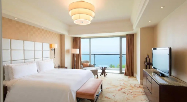 Номер Standard с видом на озеро Fairmont Yangcheng Lake