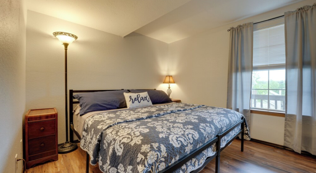 3 Mi to Titanic Museum: Branson Condo w/ Fireplace