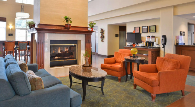 Hampton Inn & Suites Newport News-Airport (Oyster Point Area), Varaa Hotelli Hotellit Minnesota pysäköinnillä, Pysäköinti