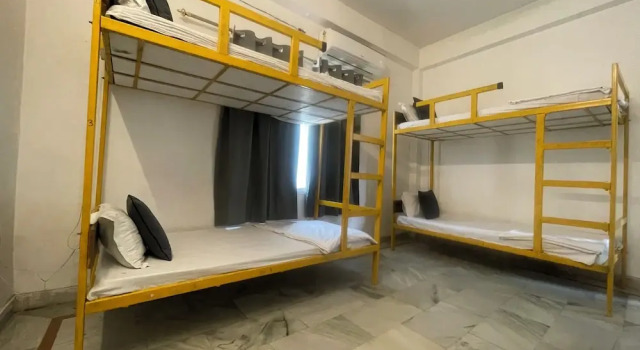 Кровать в общем номере (женский номер) с красивым видом из окна Bunk Stay Co-working and Yoga