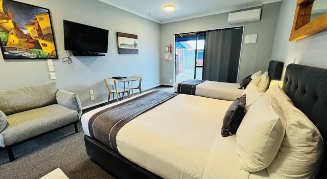 Четырёхместная студия The Rocks Motel