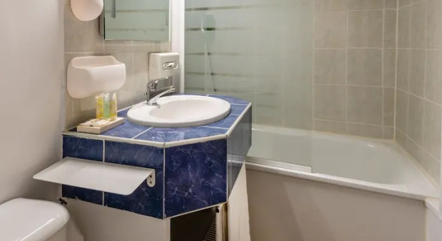 Трёхместный номер Standard с видом на город Best Western le Comtadin