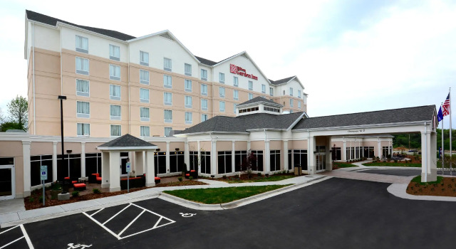 Четырёхместный люкс c 1 комнатой Hilton Garden Inn Greensboro Airport