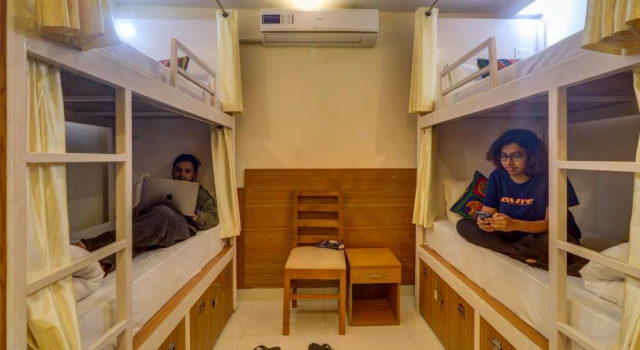 Кровать в общем номере Karwaan Hostel