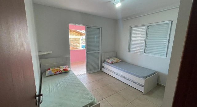 Cód 411- Casa quadra mar em Bombinhas Centro - 30m da praia, Забронировать Отель Бомбиньяс Санта-Катарина
