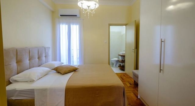 Olala Athens Center 2BR Apartment w/ balcony, Забронировать Апартаменты/квартира Афины Острова Саронического залива - Аттика, рядом с Theocharakis Foundation