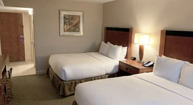 Номер Mobility / Hearing Accessible Bathtub Marriott New York JFK Airport