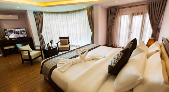 Люкс с балконом и с видом на горы Le Bordeaux Sapa Hotel