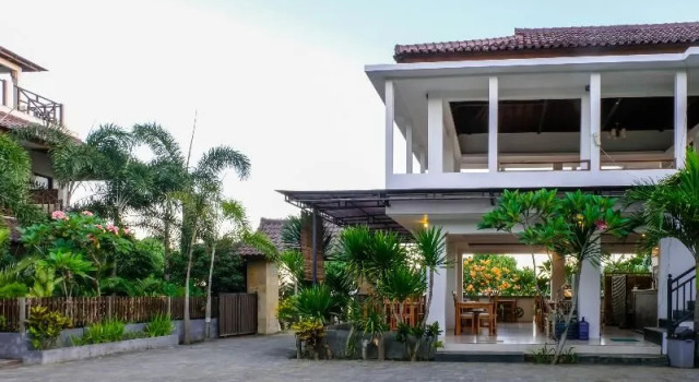 OYO 953 Family Beach Hotel, Book Hotel Hotels in Lombok with Parking, Parking