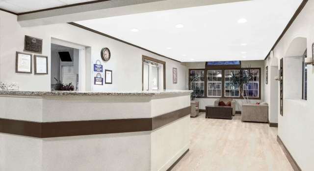 Days Inn & Suites - Sugar Land