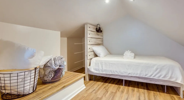 Modern Northfield Cottage w/ Yard!, Rezerwuj Dom wakacyjny Hotele w Parma Heights z parkingiem, Parking
