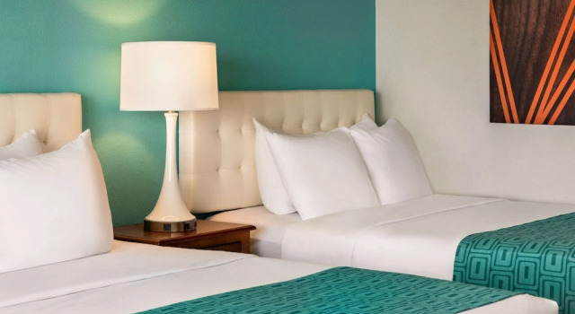 Четырёхместный номер Premier с балконом и oceanfront Howard Johnson by Wyndham Ocean City Oceanfront