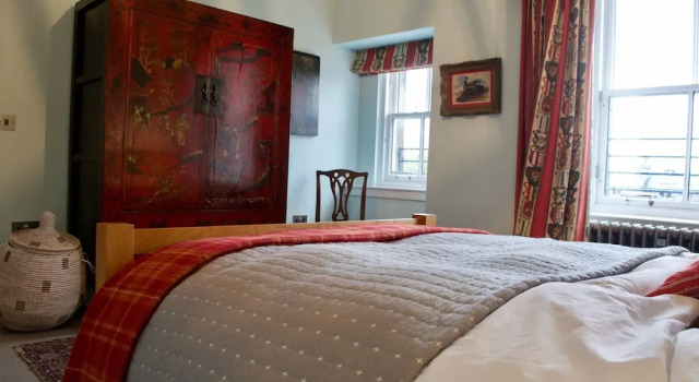 2 Bedroom West End Flat Sleeps 4