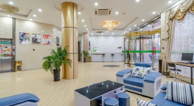GreenTree Inn Hefei Lujiang Yulongwan Express Hotel, Rezerwuj Hotel Hotele w Lujiang z parkingiem, Parking