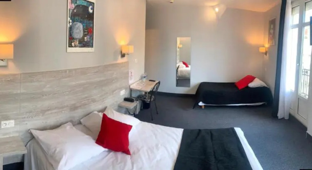 Трёхместный номер Standard с балконом Campanile Grenoble Centre Gare