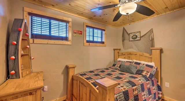 Cabin w/ Hot Tub & Grill - 6 Mi to Broken Bow Lake, Book Feriehus Villaer i Hochatown, Villa