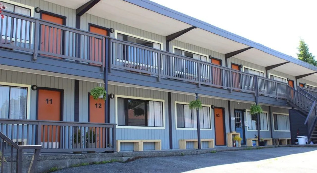 Ucluelet Wildwood Inn, Забронировать Мини-отель Отели Уклуэлет с парковкой, рядом с Huu-Mees-Ma-As Native Art Gallery, Парковка