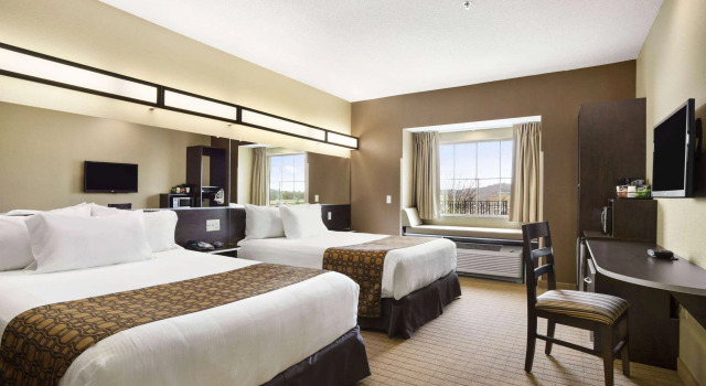 Microtel Inn & Suites by Wyndham Cambridge, Rezerwuj Hotel Hotele w Cambridge z parkingiem, Parking