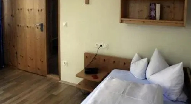 Akademie Schönbrunn Gästehaus St. Klara, Varaa Hotelli Hotellit Baijeri pysäköinnillä, Pysäköinti