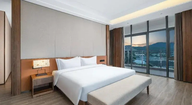 Люкс с видом на озеро Holiday Inn Ganzhou Orchid Town